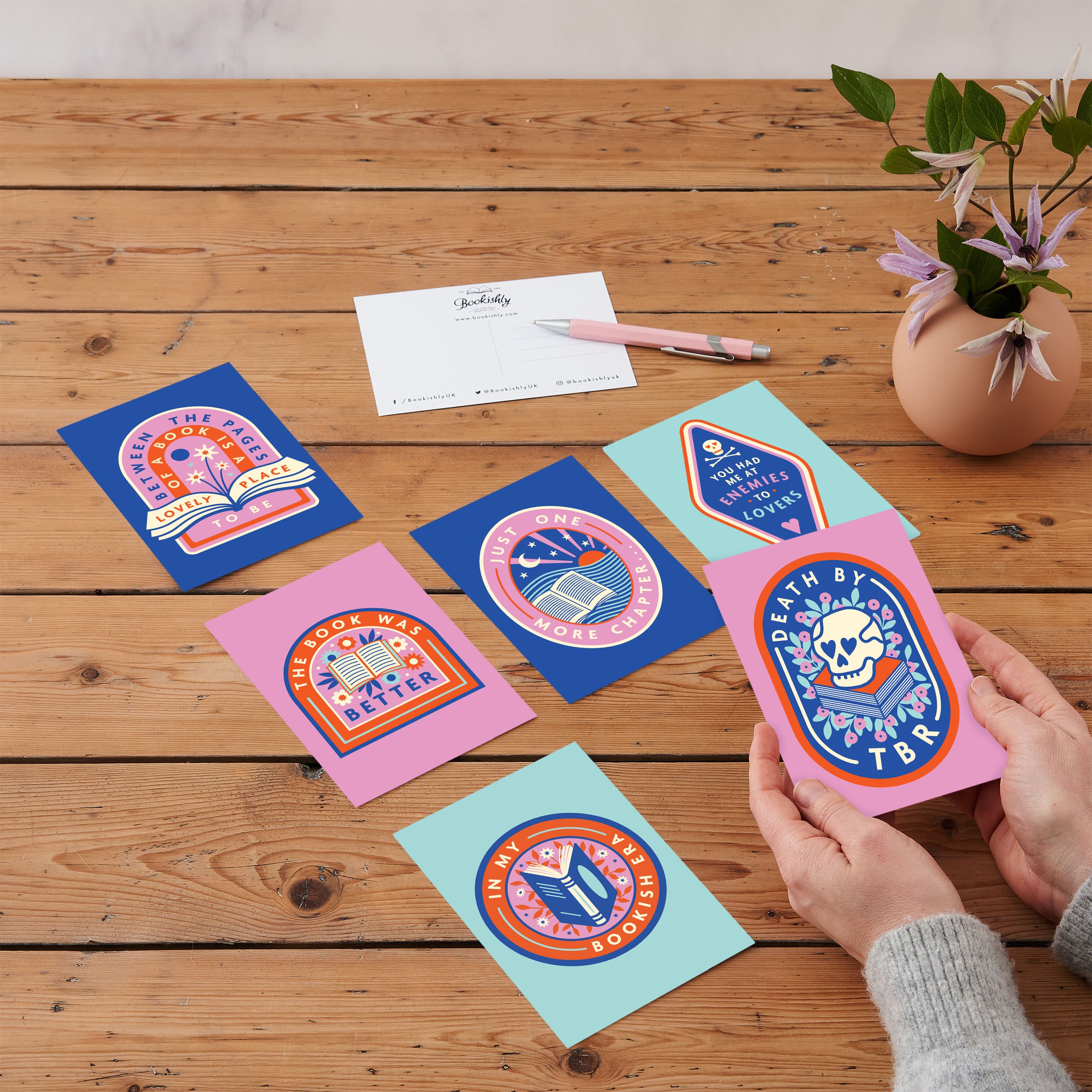 The Bookish era postcard set. Inspired by booktok and bookstagram. Perfect for book lovers, bookworms, readers and bibliophiles.Booktok. Bookstagram. Writing a postcard. Snail Mail. Pen pal. Writing to a friend. Postcard set. Bookishly. Book lover quotes.